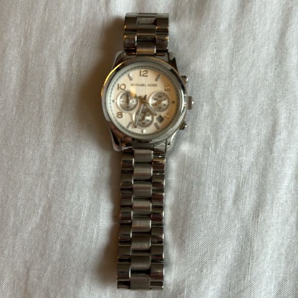 Micheal Kors watch - Picture 2 of 3